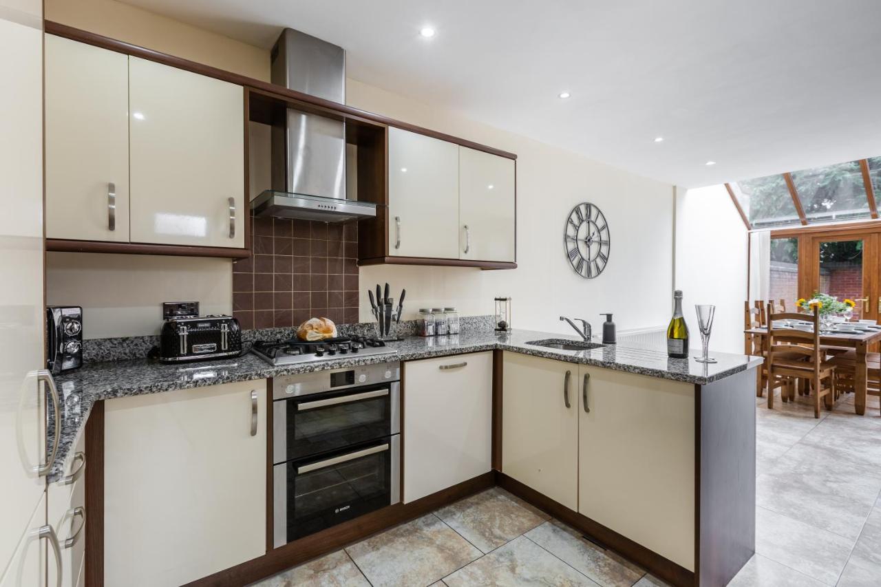 Albert - 5 Bedrooms Sleeps 11 Parking Wi-Fi Contractors Preston  Esterno foto
